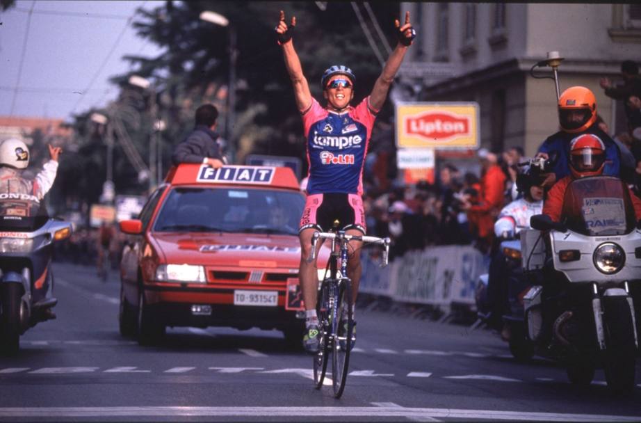 Maurizio Fondriest vince la Milano-Sanremo del 1993. Bettini